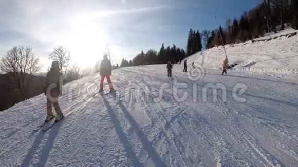 滑雪场滑雪坡上业余滑雪者滑倒的第一人称视角视频的预览图