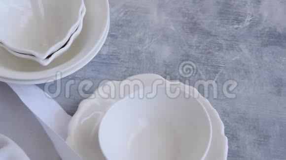 不同白色陶瓷盘各种餐具视频的预览图