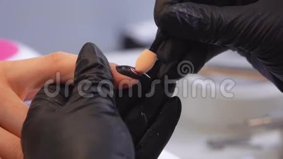一位美甲师用双手涂上时尚的指甲颜色视频的预览图