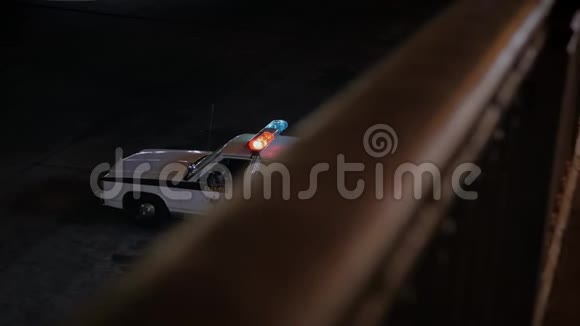 警长那辆开着灯的旧警车视频的预览图