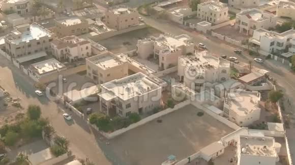 阿联酋迪拜一个住宅区的低空鸟瞰图视频的预览图