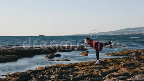 可爱的年轻时髦女人站在海滨做有趣的姿势快乐微笑的女人在海滩上玩得很开心站在西南的女人视频的预览图