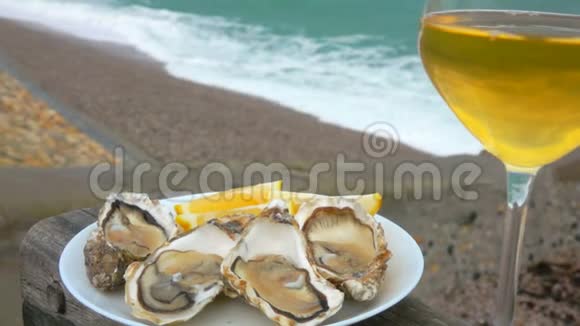 以新鲜牡蛎柠檬和葡萄酒为背景的盘子视频的预览图
