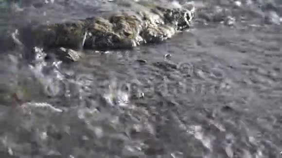 河在石头上的快速流动特写镜头视频的预览图
