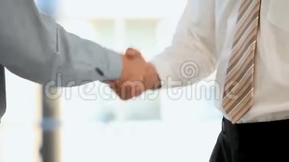 两个商人握手视频的预览图