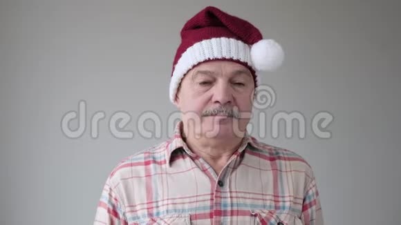 戴着圣诞帽的成熟西班牙裔悲伤男人视频的预览图