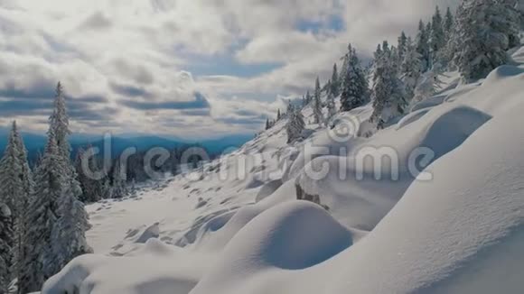 雪山峭壁坡景视频的预览图
