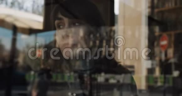 在巴黎慢动作莎士比亚和公司喝咖啡的年轻快乐的高加索女人的电影反映视频的预览图