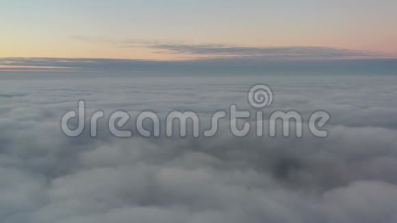 沉浸在天空中飞过晨霞相机慢慢沉入雾中视频的预览图