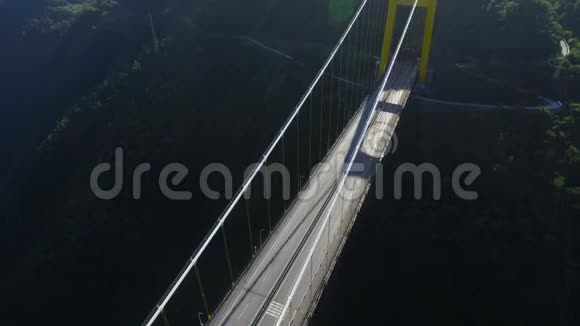 湖北峡谷四渡河吊桥鸟瞰图视频的预览图