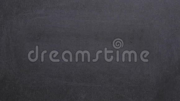 概念特写一个男人手在黑板上写下肺炎单词视频的预览图