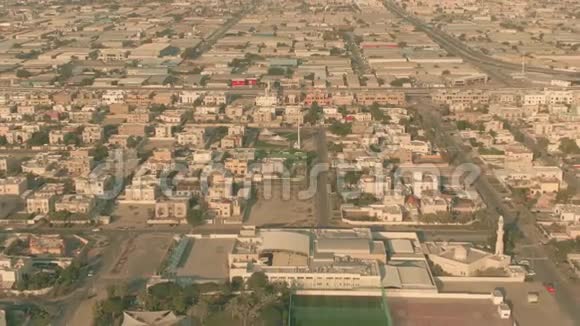 阿联酋迪拜住宅区内有体育设施的学校的鸟瞰图视频的预览图