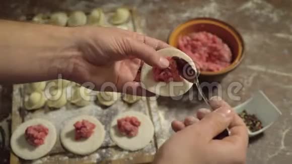 饺子制作过程雕刻假人特写视频的预览图