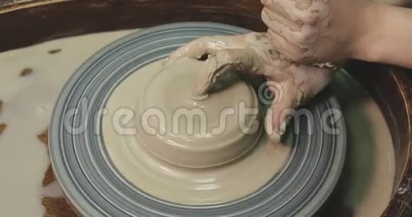 女人手拿陶轮手工艺人造型锅视频的预览图
