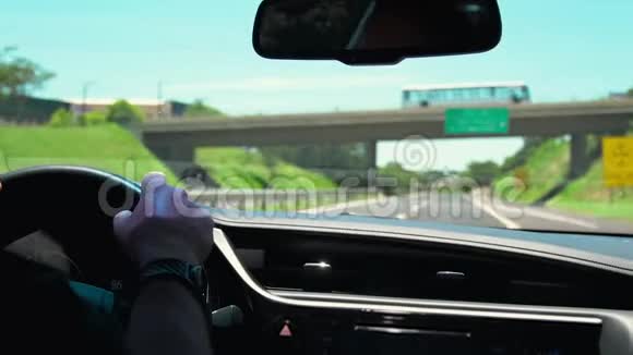 驾驶汽车在高速公路上经过高架桥视频的预览图