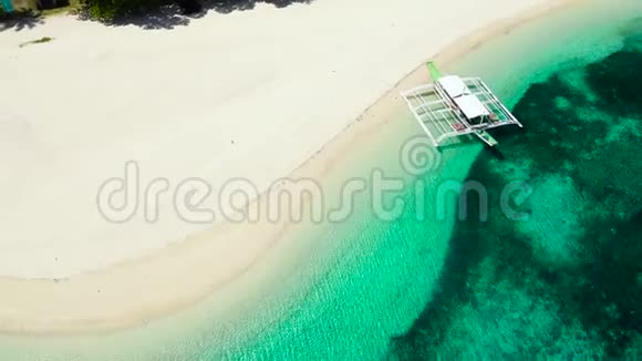 热带沙滩白沙顶景离海岸的旅游船宁静海滩的场景视频的预览图