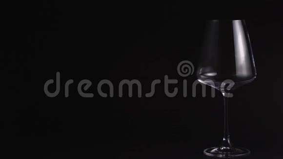侍者把红酒倒进一个漂亮的空杯子里在酒吧或餐馆品酒孤立黑色视频的预览图