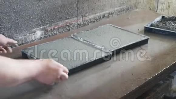 铺贴瓷砖的制作小型工厂混凝土砂浆用振动台压实成型视频的预览图