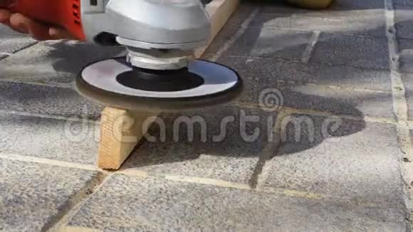 一个人擦木板一个人在院子里用磨床工作视频的预览图
