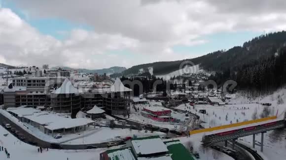 有滑雪坡和滑雪者的滑雪胜地的空中景观雪杉林Bukvel视频的预览图