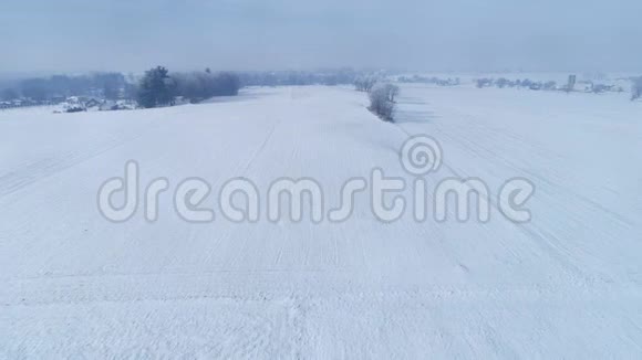 清晨日出的鸟瞰美丽乡村落雪后视频的预览图