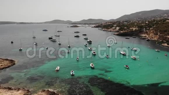 在海湾的绿松石海水中的游艇夏天巴法多蓬塔是马略卡美丽而受欢迎的旅游胜地视频的预览图