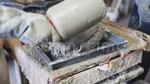 铺贴瓷砖的制作小型工厂在模具中铺设混凝土砂浆视频的预览图