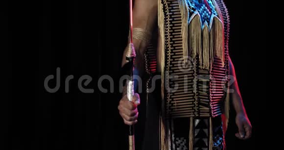 红色和蓝色灯光肌肉发达的美国土著人拿着长矛视频的预览图