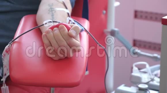 一个人在输血中心献血时挤压一个球视频的预览图