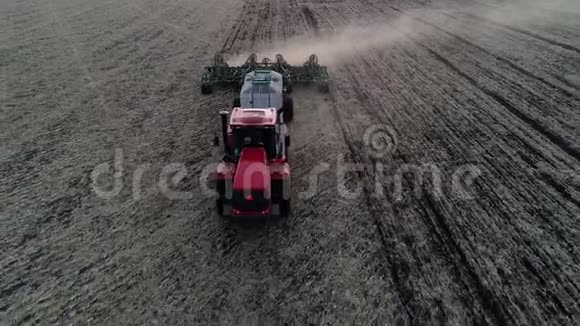拖拉机或农业机械在农村农场工业场上耕作视频的预览图