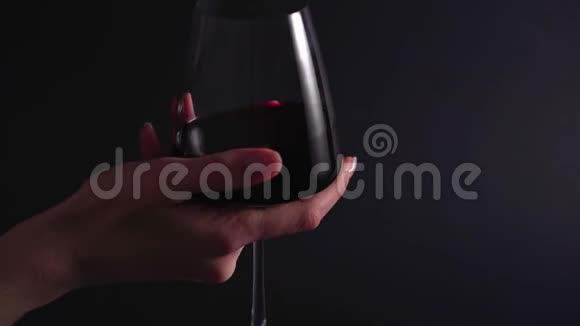 一位葡萄酒专家在一家酒庄旋转并测试一杯饮料制酒的最终过程孤立的静态镜头视频的预览图