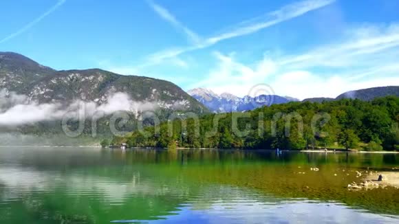 秋天的风景在斯洛文尼亚的Bohinj湖的风景如画视频的预览图