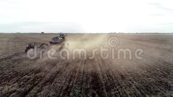 拖拉机农业田农村机械农田耕作视频的预览图