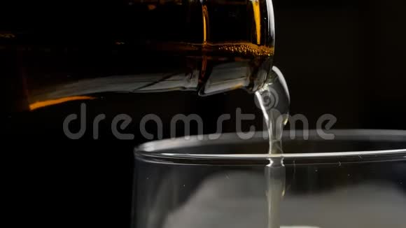 将啤酒瓶倒入玻璃杯中加入白色泡沫视频的预览图