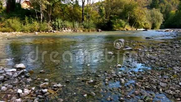 美丽的小山河在斯洛文尼亚皮划艇秋天的风景视频的预览图