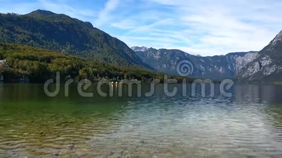 人们在特里格拉夫国家公园斯洛文尼亚的博欣吉湖漂流朱利安阿尔卑斯山的博欣吉谷秋日洛杉矶风景如画视频的预览图
