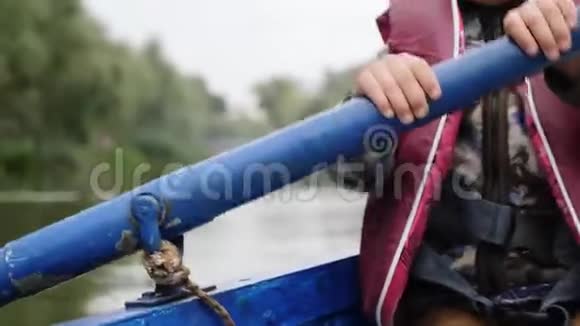 近距离观看蓝色木船碎片蓝色木桨的一部分近距离观看幼儿双手握桨视频的预览图
