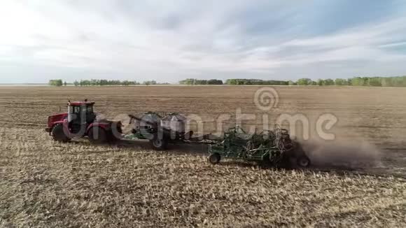 农场农业机械拖拉机等农村土地的产业工作视频的预览图