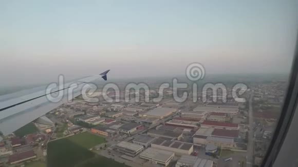 飞机降落在机场从飞机窗口内看到视频的预览图