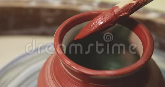 旋转陶轮手工艺人画壶视频的预览图