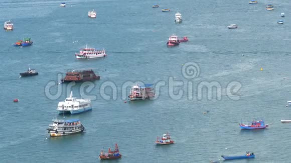 海中许多浮船和游乐船的俯视图泰国帕塔亚视频的预览图