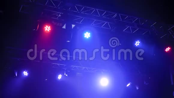 夜总会舞台上的彩色明亮音乐会照明设备视频的预览图