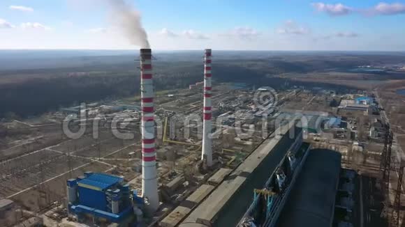 煤电厂灰烟高烟囱管道鸟瞰图用化石燃料发电视频的预览图