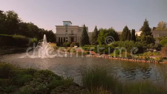 喷泉溅在一个人工公园池塘里视频的预览图