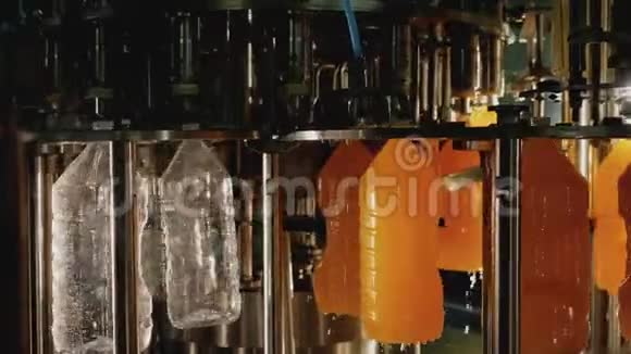 工厂输送线上的自动灭菌瓶和装瓶液视频的预览图
