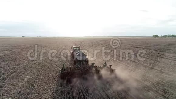工业农场土地田间劳作工业机器耕作的鸟瞰图视频的预览图