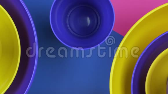 粉色蓝色黄色彩色塑料水碗未来色彩设计4k个镜头视频的预览图