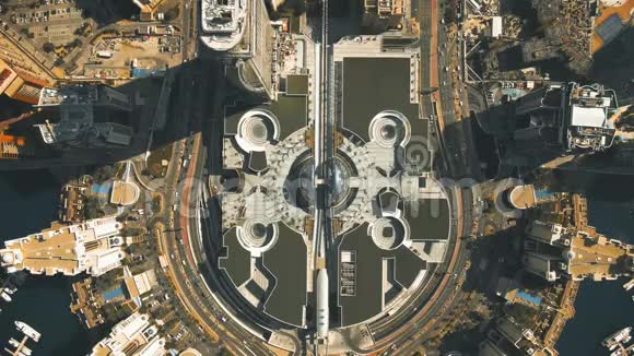 阿联酋PalmJumeirah岛上现代单轨火车站的高空俯视图视频的预览图