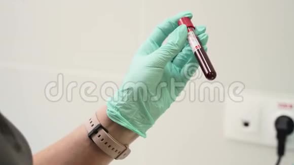 戴手套的医生摇动血液试管分析中国冠状病毒科学家技师消毒视频的预览图