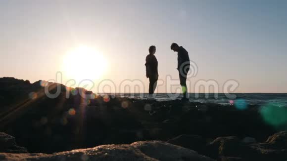 被迷住的年轻人向他心爱的女朋友求婚的剪影受人爱戴的男人跪下来求婚视频的预览图